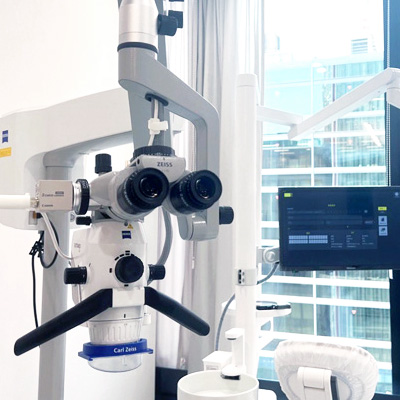 歯を削る部分を最小限に抑えることができるマイクロスコープを導入