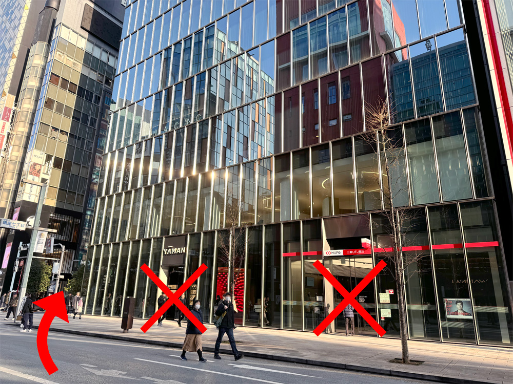 ビル1階の銀行の入り口からは入ることができません